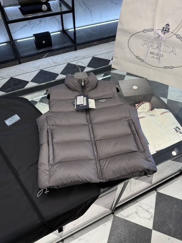 prada 129经典加厚羽绒背心 马甲.软尼龙面料.上身更佳轻便舒适.更多细节实拍.