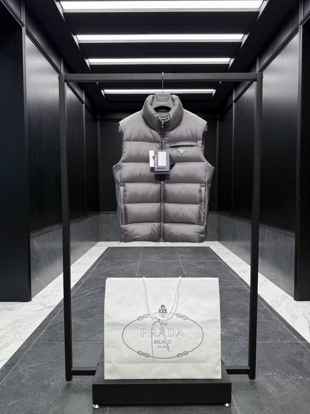 特级羽绒prada 129经典加厚羽绒背心 马甲.软尼龙面料.上身更佳轻便舒适. 出厂标配超大手提购物袋，原版尼龙西装收纳袋，超大飞机盒，原版衣架，全套礼盒挂装