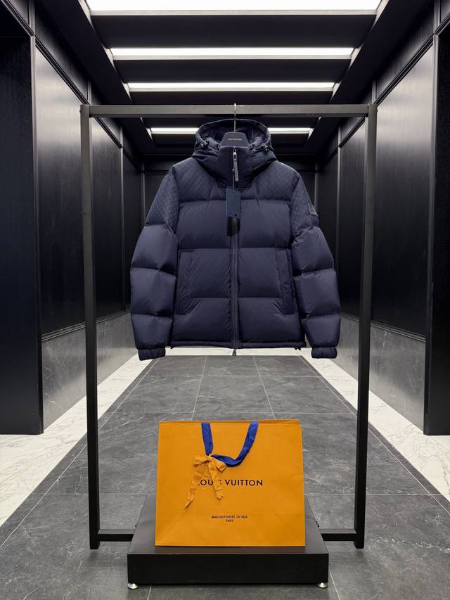 特级羽绒Louis Vuitton Lv 拼接Monogram全新立体提花连帽羽绒外套 连帽可脱卸 可变立领夹克 .鹅绒填充.饱满程度自己行感受.超级超级轻,超