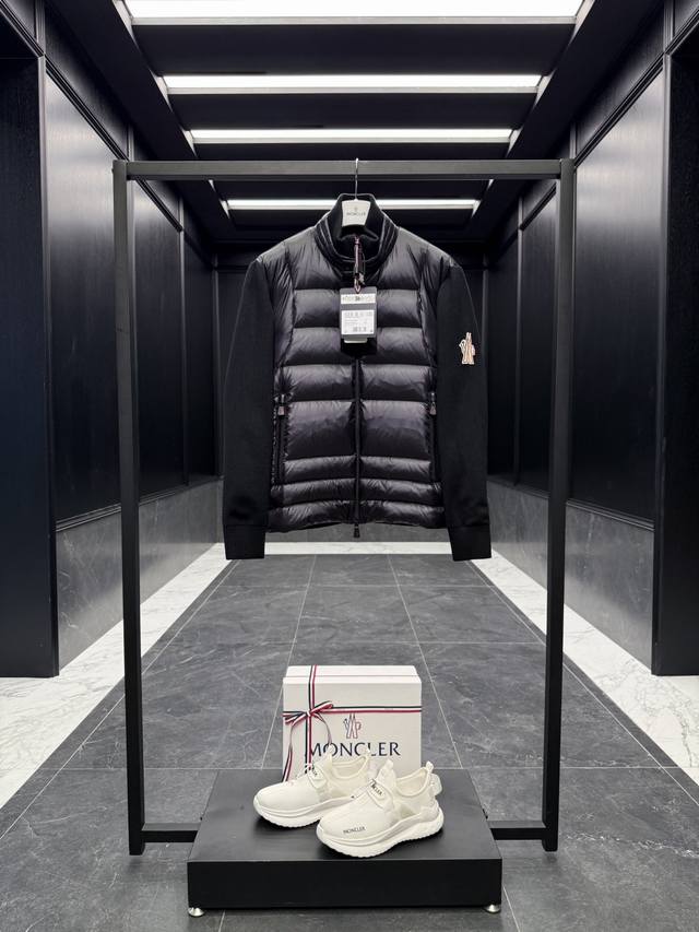 特级羽绒Moncler Grenoble系列Cardigan Tricot男士羽绒加衬羊毛和羊绒拉链开衫. 这款男士加衬开衫采用华贵的羊毛和羊绒混纺面料制成，可