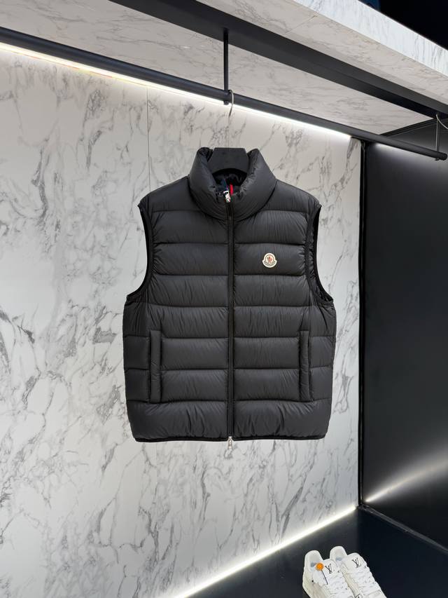 放货价 Moncler 羽绒服2025最新款时尚设计师款羽绒外套.处处细节显工艺足够的高级 结构性剪裁的设计改变来展现男士多样的形象变化，修身利落、剪裁合体，满