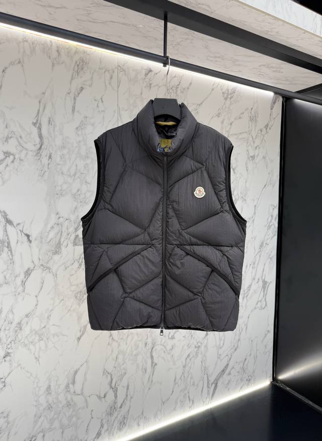 放货价 Moncler 羽绒服2025最新款时尚设计师款羽绒外套.处处细节显工艺足够的高级 结构性剪裁的设计改变来展现男士多样的形象变化，修身利落、剪裁合体，满