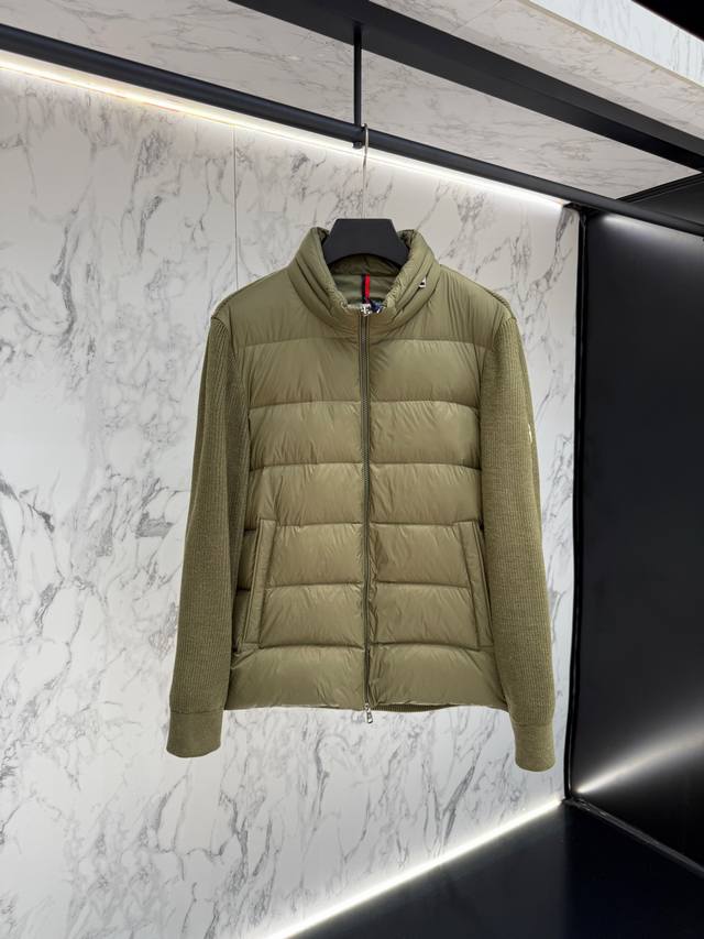 放货价 Moncler 羽绒服2025最新款时尚设计师款羽绒外套.处处细节显工艺足够的高级 结构性剪裁的设计改变来展现男士多样的形象变化，修身利落、剪裁合体，满
