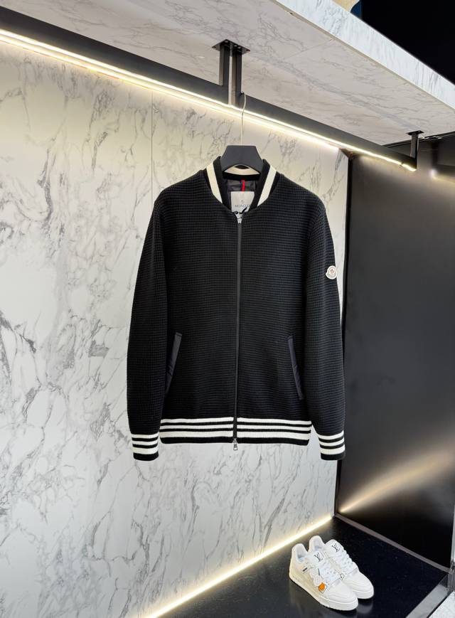 放货价 Moncler 羽绒服2025最新款时尚设计师款羽绒外套.处处细节显工艺足够的高级 结构性剪裁的设计改变来展现男士多样的形象变化，修身利落、剪裁合体，满