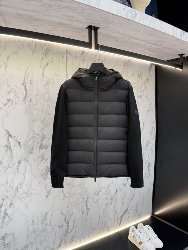 放货价 Moncler 羽绒服2025最新款时尚设计师款羽绒外套.处处细节显工艺足够的高级 结构性剪裁的设计改变来展现男士多样的形象变化，修身利落、剪裁合体，满
