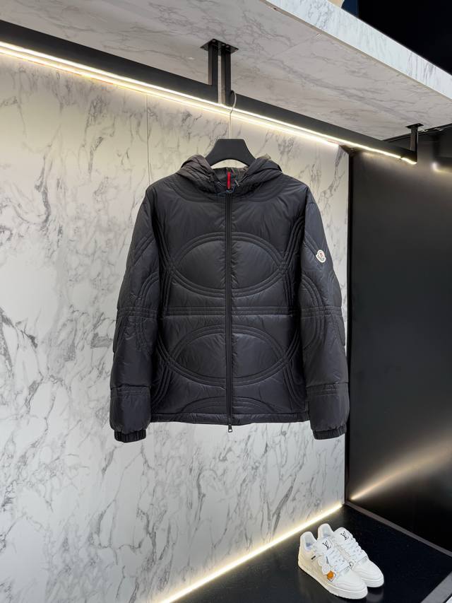 放货价 Moncler 羽绒服2025最新款时尚设计师款羽绒外套.处处细节显工艺足够的高级 结构性剪裁的设计改变来展现男士多样的形象变化，修身利落、剪裁合体，满