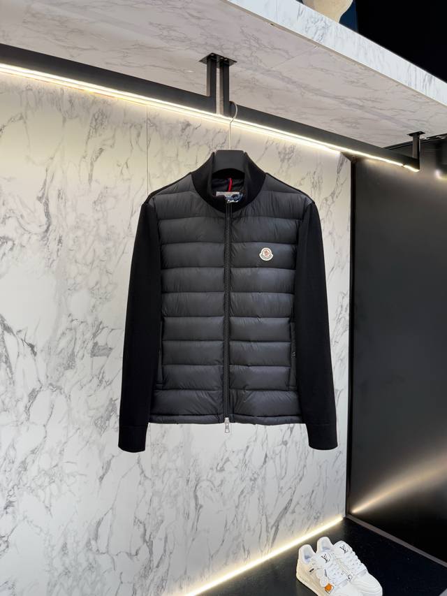 放货价 Moncler 羽绒服2025最新款时尚设计师款羽绒外套.处处细节显工艺足够的高级 结构性剪裁的设计改变来展现男士多样的形象变化，修身利落、剪裁合体，满