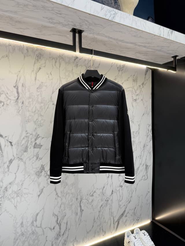 放货价 Moncler 羽绒服2025最新款时尚设计师款羽绒外套.处处细节显工艺足够的高级 结构性剪裁的设计改变来展现男士多样的形象变化，修身利落、剪裁合体，满