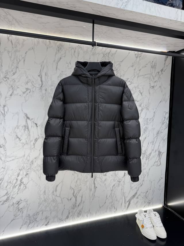 放货价 Moncler 羽绒服2025最新款时尚设计师款羽绒外套.处处细节显工艺足够的高级 结构性剪裁的设计改变来展现男士多样的形象变化，修身利落、剪裁合体，满