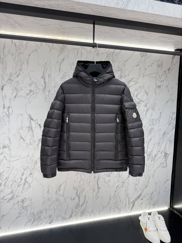 放货价 Moncler 羽绒服2025最新款时尚设计师款羽绒外套.处处细节显工艺足够的高级 结构性剪裁的设计改变来展现男士多样的形象变化，修身利落、剪裁合体，满