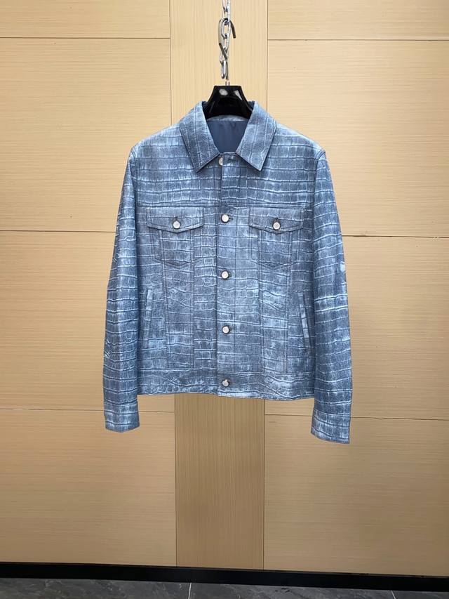 LV 25Fw 外套小牛皮Epixl图案飞行员夹克 这款飞行员夹克以小牛皮制成，缀有全身烫印的 Epi Xl 图案，灵感源自品牌的传统皮具。衣臂内侧饰有 Mon
