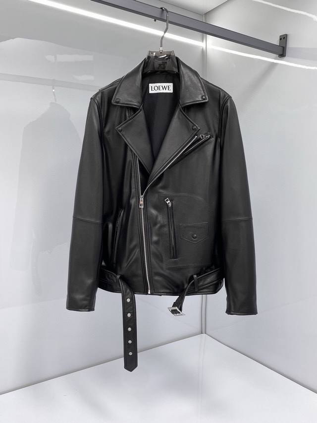 Loewe 罗意威原单男士绵羊皮机车款皮衣外套，2025早春最新款皮夹克，重工压印品牌Logo工艺！重磅纯正血统，专柜四万+级别，客供五金配饰 作为基础的商务休