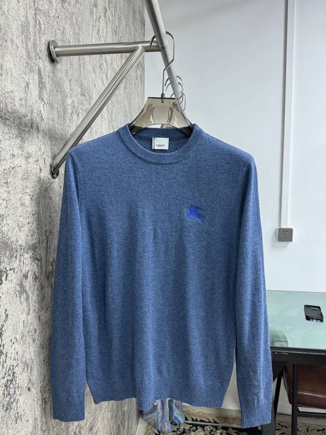 Bbr这款毛衣太惊艳啦！ 撞色设计，活力四射 纯羊毛材质，厚款保暖性绝佳 立体提花，彰显精致品质 男士圆领，经典又舒适 赶紧拥有它，温暖过冬 码数：M-3Xl