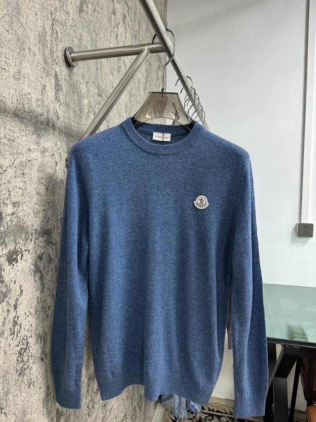 蒙口 这款毛衣太惊艳啦！ 撞色设计，活力四射 纯羊毛材质，厚款保暖性绝佳 立体提花，彰显精致品质 男士圆领，经典又舒适 赶紧拥有它，温暖过冬 码数：M-3Xl