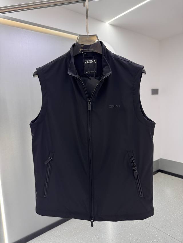 Zegna25秋冬款马甲 Zegna这款外套选用品牌经典版型。面料挺括有型，自带细腻光泽，呈现高级质感；同时兼具防风性能，应对多变天气，轻盈易打理，折叠收纳后仍