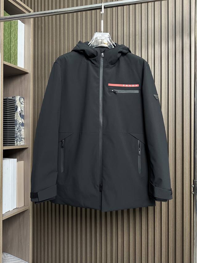 羽绒 prada 普拉达 25秋冬红条系列连帽中长款夹克羽绒 内冲100G-90白鸭绒，轻薄有型，上身不臃肿，颇具意大利典型风格的时装，贸易公司渠道臻品 在面料