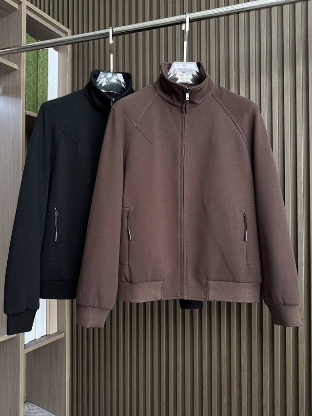 Zegna 杰尼亚 2025Fw男装秋冬新品Moto 立领设计，在保持时尚感的同时，还能在一定程度上抵御风寒。领口内部带有品牌标签，标签上印有“Zegna”字样