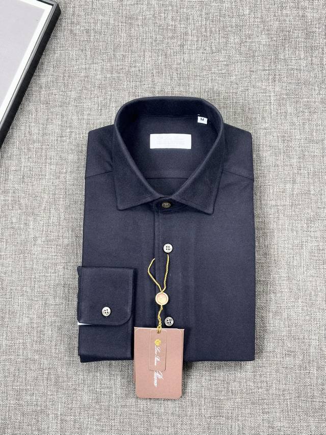 藏蓝色～ .2025年秋冬新款Lp诺悠翩雅。国王的礼物系列，羊毛羊绒混纺舒适磨毛衬衫，商务绅士通勤款时尚又得体，百搭好驾驭长袖衬衫，在繁忙的都市生活中，每一位商