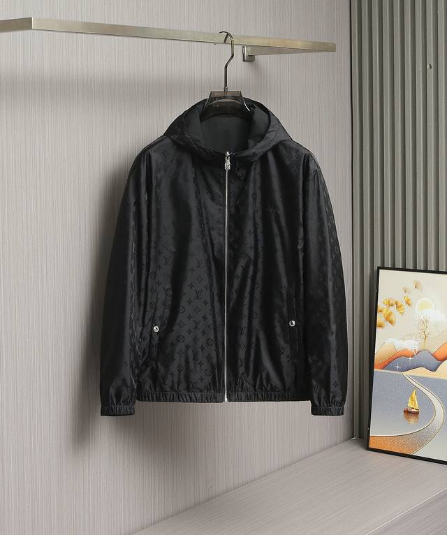 顶级品质！Lv驴牌25秋冬新品双面夹克！驴家常青爆款！双面穿全身Logo提花连帽双面穿夹克！素色哑光一面融入品牌字母跃于左侧胸前。精致时尚！另一面左胸也有“Lv