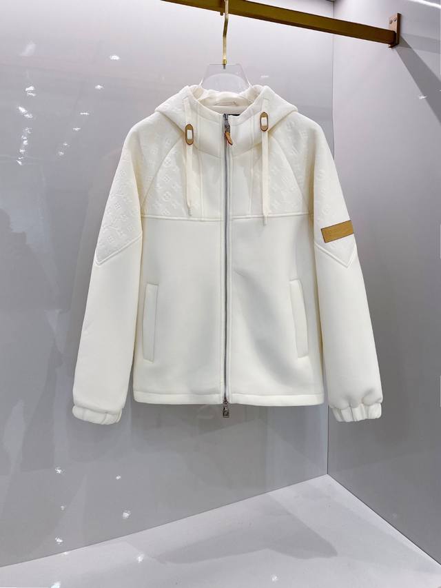 Lv 驴家2025秋冬新款外套 定制五金面料进口提花空气层棉，质感光泽垂感更强，品相高级，通体满铺四叶草元素字母提花图案， 颜色：黑色 米白 码数：48-56