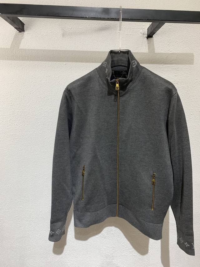 Lv路易 威登秋冬新款男士立领针织夹克外套，柜同步发售！开模定制五金辅料～领口、袖口等部位带有 经典的Monogram图案，彰显品牌身份与独特魅力，采用金色拉链