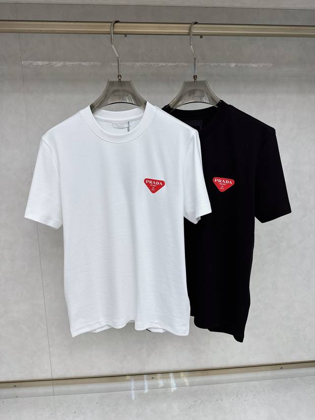 普拉达 2025秋冬 圆领短袖T恤打底衫 元素性的Logo徽章凸显休闲时尚魅力,依然独领时尚风骚.内搭好伴侣 客供高支弹力针织100%液氨空气层面料,平整匀称的