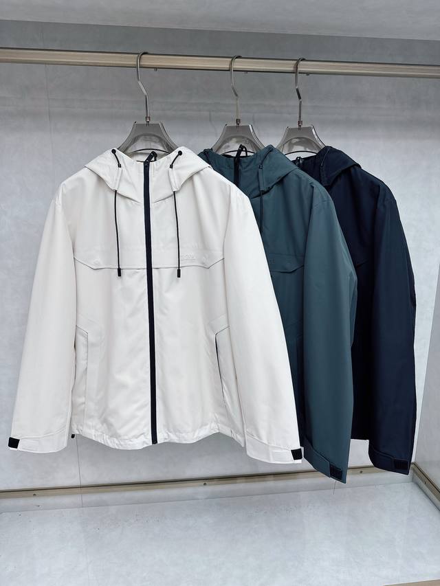 杰尼亚Zegna 早秋款2025最新款时尚设计师款杰尼亚风衣外套.处处细节显工艺足够的高级 结构性剪裁的设计改变来展现男士多样的形象变化，修身利落、剪裁合体，满