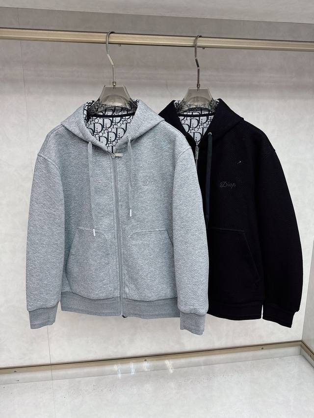Dior25Ss早秋新品老花 的版型，挺括有型，搭配Logo点缀 做工任何瑕疵，手感极为亲肤舒适 摸上去非常的细腻，内搭单穿都完全没问题。 简约经典的运动造型感