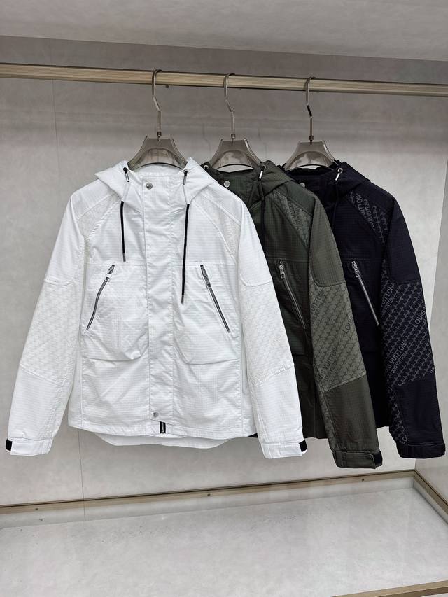 Lv 秋款2025最新款时尚设计师款夹克外套.处处细节显工艺足够的高级 结构性剪裁的设计改变来展现男士多样的形象变化，修身利落、剪裁合体，满足时下正流行的多层次