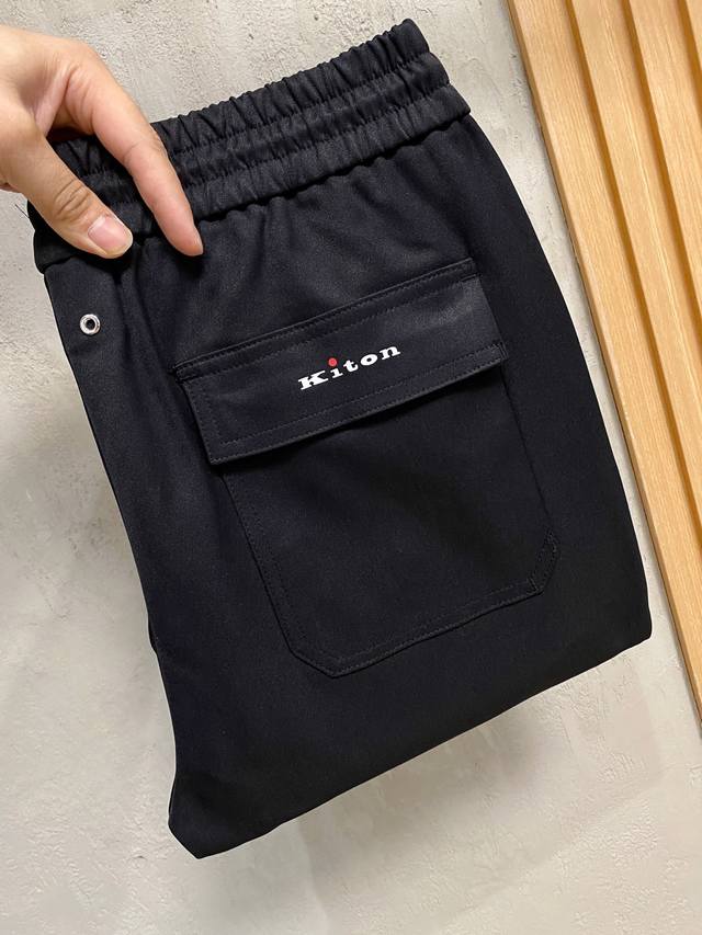 Kiton 2025秋冬 品质控推荐！全品相订单 松紧腰拉链直脚休闲裤 ，年年经典款式 松紧绳抽绳 字母吊粒的点缀 经典红色很有亮点 经典百搭同时 上身有总随意