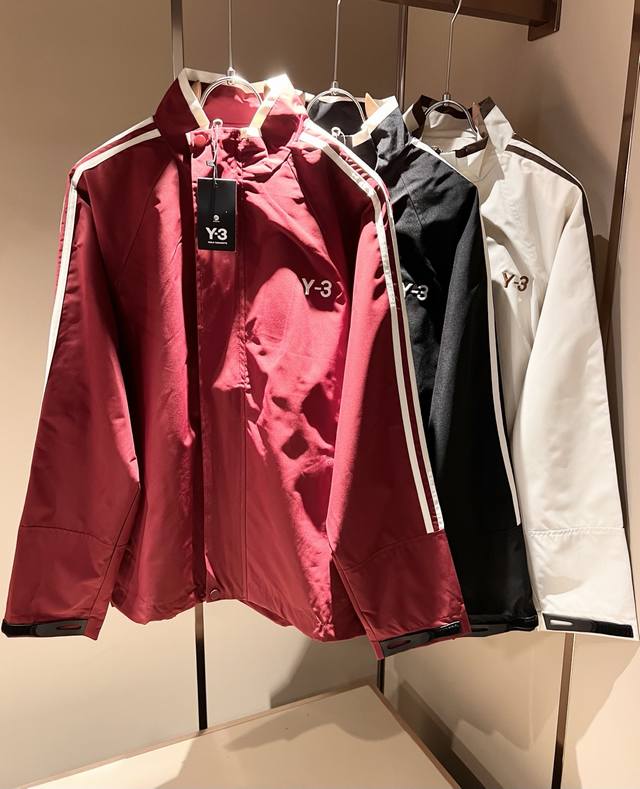 Y-3 2025秋冬全新系列单品上线，非常时髦前卫夹克外套，标识Logo图案刺绣设计！区别于以往的不同，宣示品牌传承多年的设计理念！其吸睛度完全不亚于任何经典款