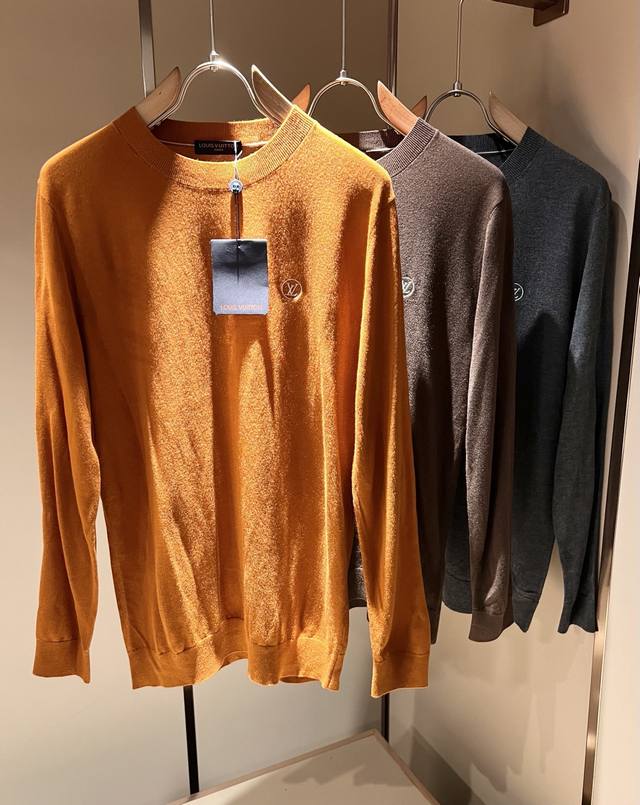 Louis Vuit*On 2025秋冬路易家族轻奢针织羊毛衫！路易家族的新高端，细节品质永远的那么完美无瑕，创意设计层出不穷。字母Logo刺绣图案设计！实属人