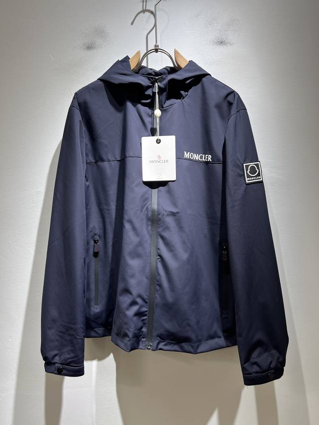 Monc*Ler蒙*口2025秋冬经典夹克外套，都市时尚休闲款！面料超软面料帅酷爆款夹克外套。时尚都市百搭款款，上身透气而且时尚靓丽，特供面料都是英国进口的聚酯