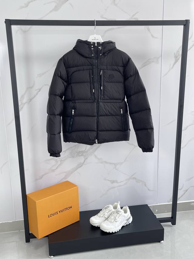 Moncler蒙口25春夏男Orfet薄短款连帽轻质羽绒服，宽松版型百搭不挑人，Bll男女同款，原版定制国标90白鸭绒填充！ 颜色：黑色 褐色 款号：魏大勋同款
