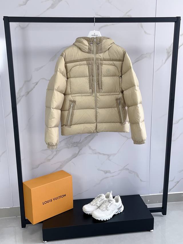 Moncler蒙口25春夏男Orfet薄短款连帽轻质羽绒服，宽松版型百搭不挑人，男女同款，原版定制国标90白鸭绒填充！ 颜色：黑色 褐色Bll 款号：魏大勋同款