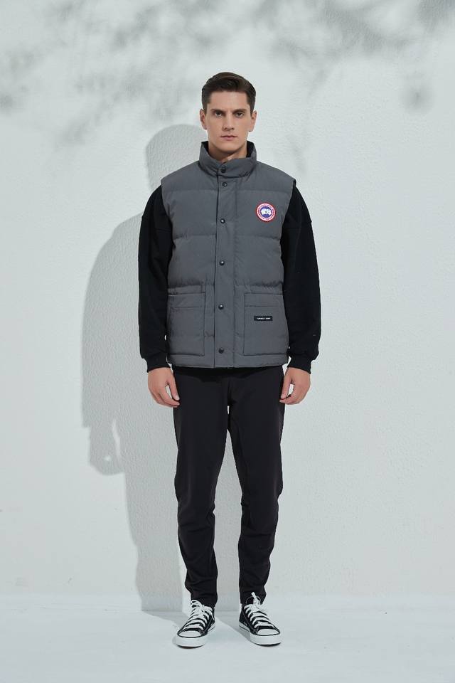 E20款 4154M Freestyle 男士马甲羽绒服。 颜色：灰色红标。Bll 码数：S M L Xl Xxl。