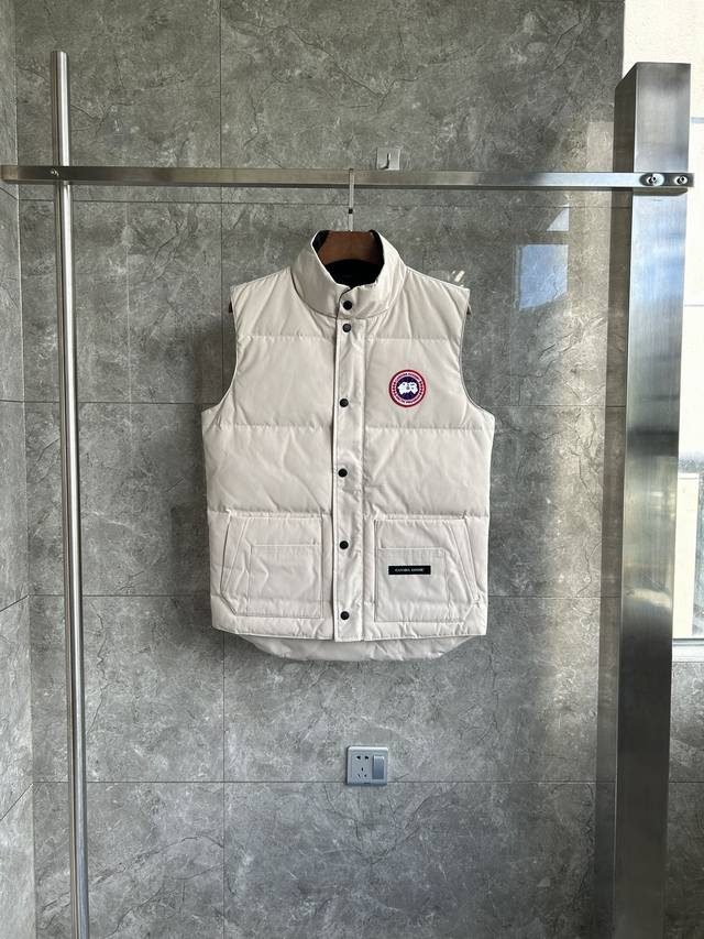E20款 4154M Freestyle 男士马甲羽绒服。Bll 颜色：米白色红标。 码数：S M L Xl Xxl。