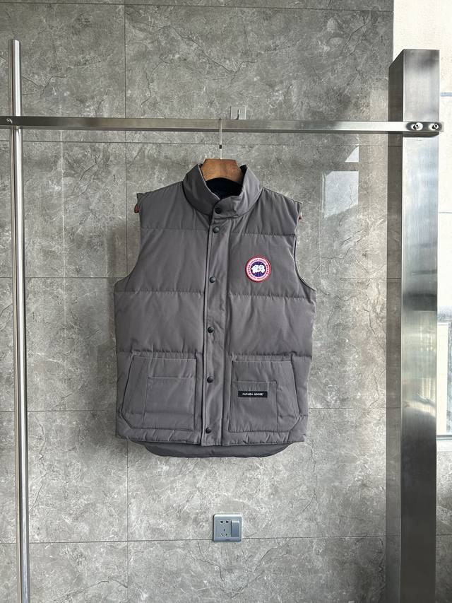 E20款 4154M Freestyle 男士马甲羽绒服。Bll 颜色：灰色红标。 码数：S M L Xl Xxl。