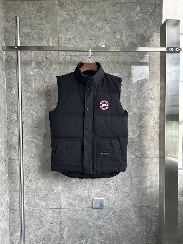 E20款 4154M Freestyle 男士马甲羽绒服。Bll 颜色：黑色红标。 码数：S M L Xl Xxl。