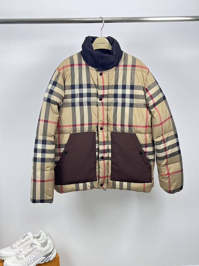 2025 B家羽绒服 冬季绝对的“火爆产品”系列，迟来的渠道好货好款！超级显高高大上的羽绒服，不仅保暖还轻盈的羽绒而且上身超级好看不挑人！格子也是B家的王炸哟.