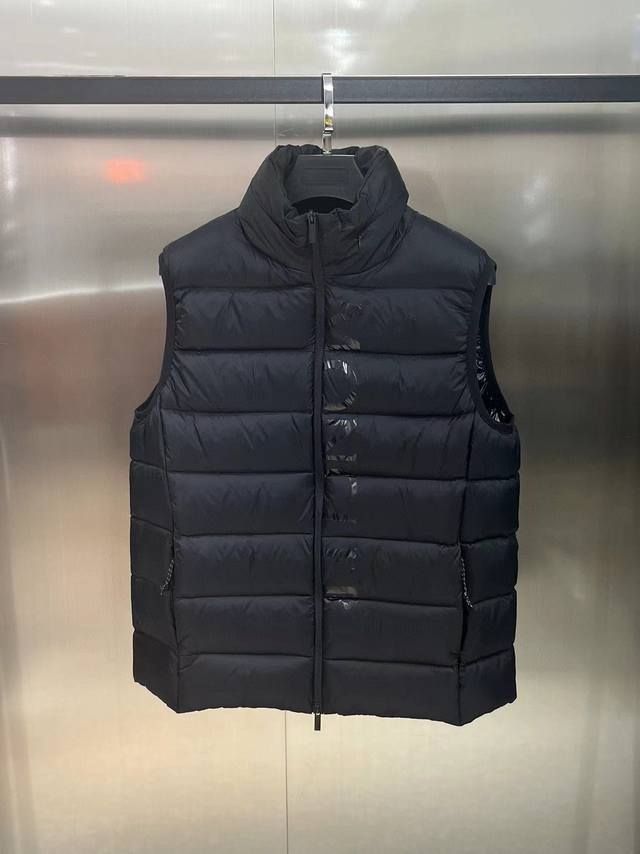 2025蒙口Moncler 经典羽绒马甲独家实拍立领的设计灵感来自于Moncler 80年代的标志性外套。它得以重新演绎，渗入了现代和动感的元素。这款背心，体现