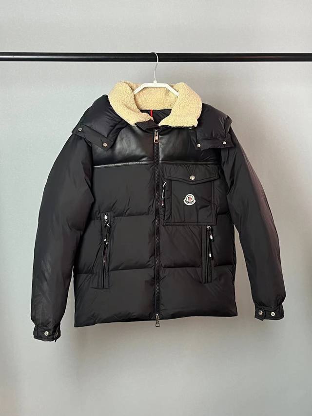 2025特级羽绒Moncler Braye短款男士羽绒服夹克外套 进口绵羊皮羊羔毛拼接 90鹅绒填充. Braye羽绒夹克采用拒水面料制成，搭配羊毛饰边和可拆卸