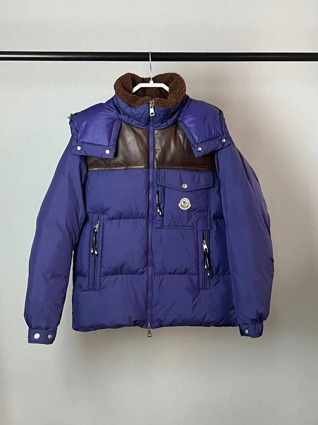 2025特级羽绒Moncler Braye短款男士羽绒服夹克外套 进口绵羊皮羊羔毛拼接 90鹅绒填充. Braye羽绒夹克采用拒水面料制成，搭配羊毛饰边和可拆卸