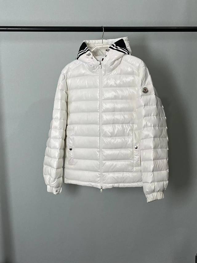 2025Moncler蒙可睐 款条纹边饰Logo绗缝连帽羽绒服、简单大气、不挑人穿Bll 颜色：黑色 白色、天蓝色 尺码：12345