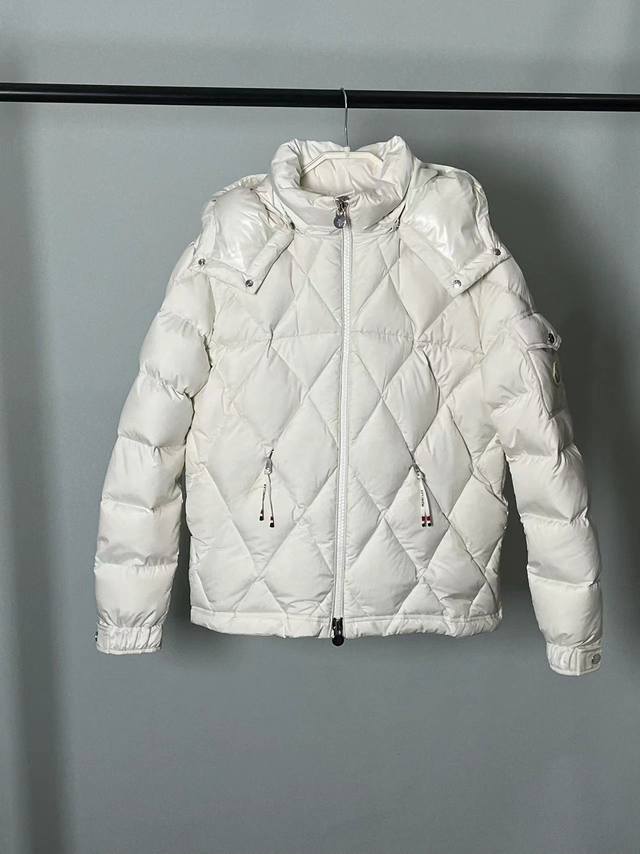 特级羽绒2025Moncler Averole短款男士菱形格羽绒服夹克外套.特级鹅绒填充.原厂配套五金. Averole男士短款羽绒夹克具有抢眼缝线图案，融汇菱