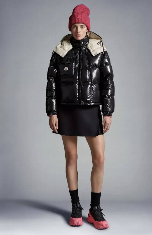 相对于宽松款的男款，集美们更钟爱女款脱袖系列＃ 穿Moncler Re Icons Karakorum 系列，只有一次不穿和穿无限次，一次试穿，就再也脱不下来了