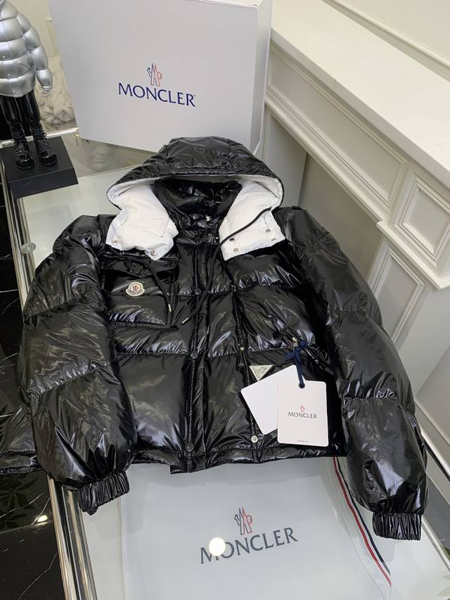 Moncler1954Karakorum系列整体H版形，没有任何的束缚感，大格纹绗缝设计会更加显的年轻有朝气，非常舒服，方便。 采用原版定制油光尼龙面料，非常具