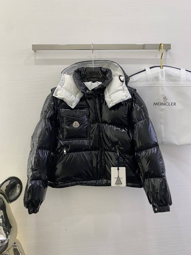 Moncler1954Karakorum系列整体H版形，没有任何的束缚感，大格纹绗缝设计会更加显的年轻有朝气，非常舒服，方便。 采用原版定制油光尼龙面料，非常具