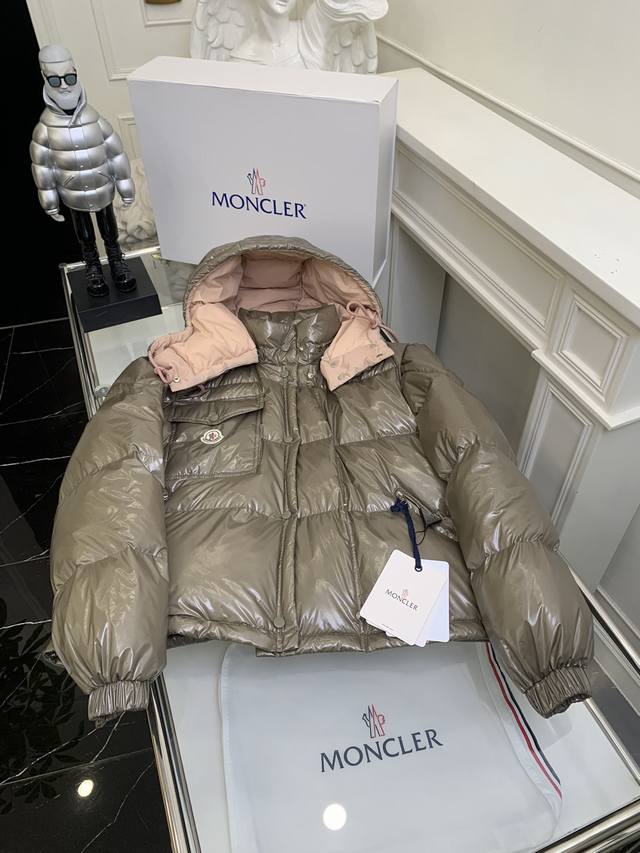 谁还没有拥有Moncler 联名Karakorum 系列！！ 心心念念又来了，心火爆全国各地Karakorum系列亮面款羽绒服，灰色目前专柜官网都缺货了一衣难求