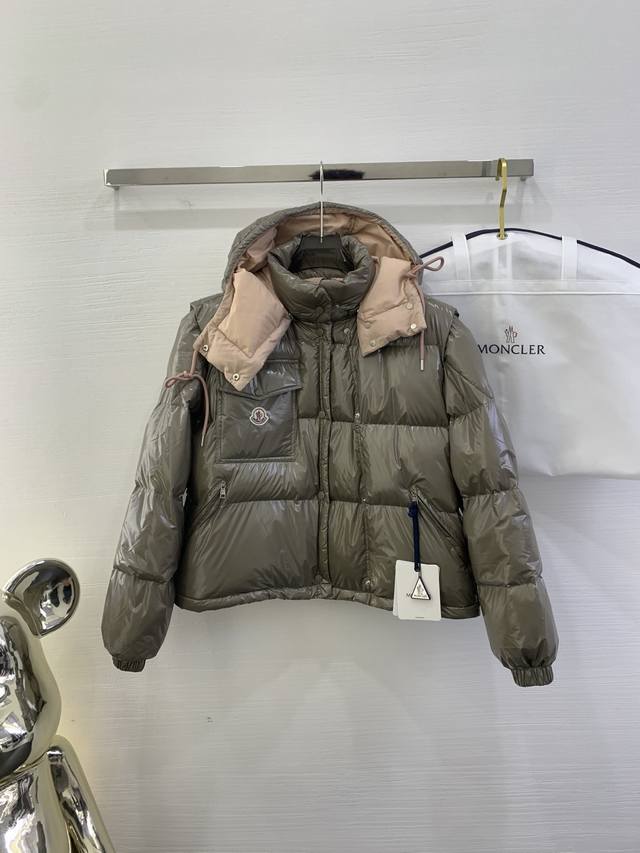 Moncler1954Karakorum系列整体H版形，没有任何的束缚感，大格纹绗缝设计会更加显的年轻有朝气，非常舒服，方便。 采用原版定制油光尼龙面料，非常具